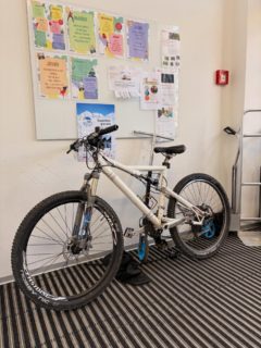 À qui appartient ce vélo ? Il est stocké ici depuis quelques semaines déjà…
Merci au propriétaire de passer au bureau pour le récupérer! 🙏🏽