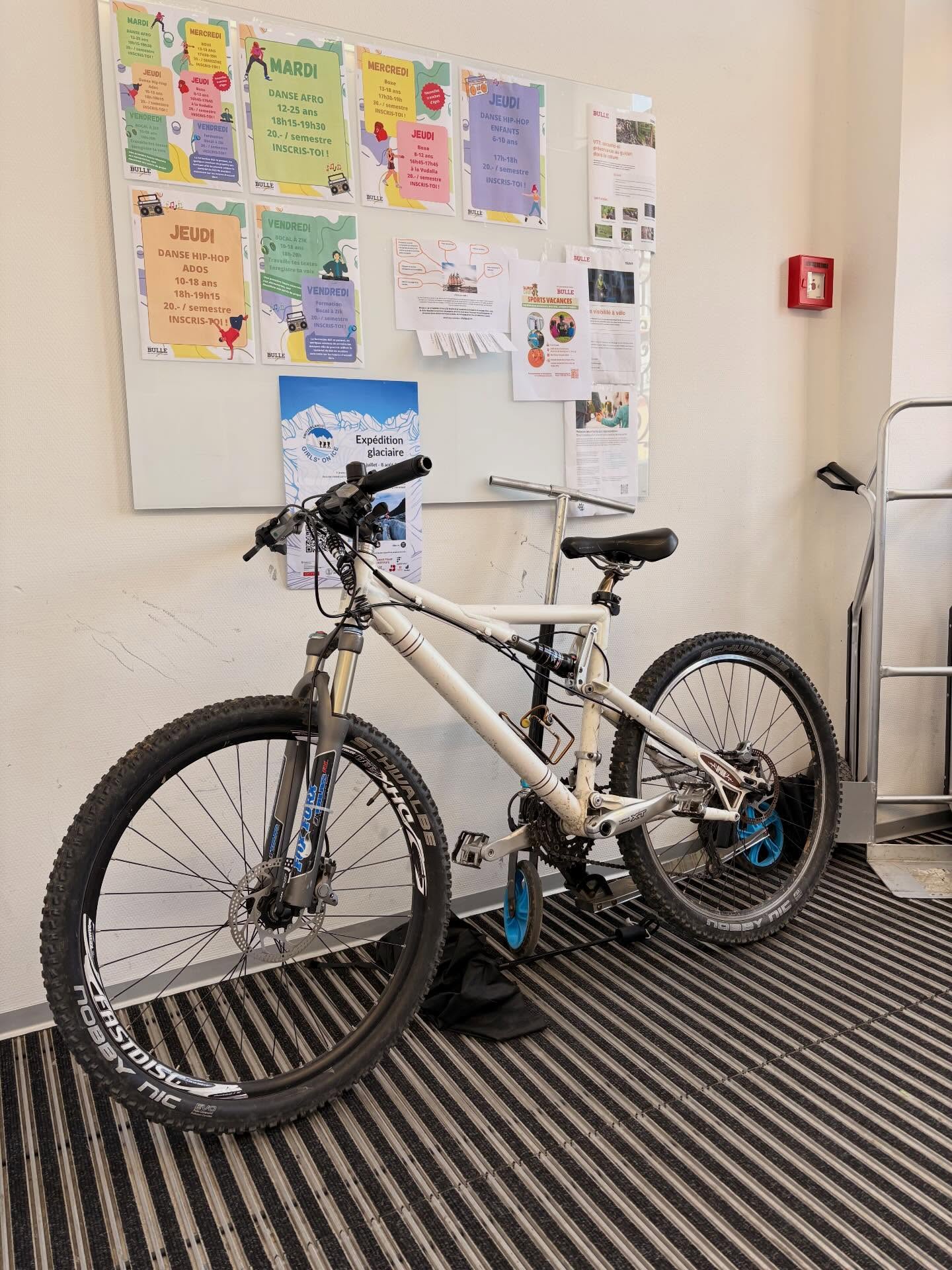 À qui appartient ce vélo ? Il est stocké ici depuis quelques semaines déjà…
Merci au propriétaire de passer au bureau pour le récupérer! 🙏🏽