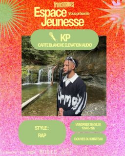 C’est quoi le line-up vendredi soir ? 🎤
Elevation Audio (17h45-19h)
KP: Originaire d’Yverdon-les-Bains, KP est un rappeur qui mêle émotions, mélodies et authenticité depuis plus de sept ans. Inspiré par son vécu, notamment son placement en famille d’accueil et son combat contre la leucémie, il transforme ses épreuves en musique et transmet un message d’espoir à travers ses morceaux.
Loup So : Passionné de musique depuis ses premiers freestyles sur Instagram, cet artiste a développé son univers en toute autonomie grâce à BandLab. Entre trap, soul et boom bap, il propose une musique introspective qui invite l’auditeur à voyager dans ses pensées et ses émotions.
RB : Originaire de Lausanne, RB est un jeune rappeur influencé par le rap français. Bien qu’il ait commencé il y a seulement quelques mois, il travaille avec sérieux pour développer son univers artistique et partager son énergie sur scène à travers des performances authentiques et ambitieuses.
NAD and the Cosmic Grooves : NAD viendra nous présenter son premier album « Freedom Fighters », accompagné pour l’occasion des cosmic groovers. Un projet aux influences variées, subtile fusion de genres, qui vous fera passer de l’émotion du blues au rythme chaloupé du Reggae, de la profondeur de la soul à l’irrésistible envie de danser que le funk procure. Auteur-compositeur-interprète pour qui la musique est un substrat fédérateur pour partager un message d’unité, il sera porté par l’énergie des cosmic groovers pour vous faire voyager par son charisme et l’intensité de l’interprétation.
Eden Flows : Nouveau groupe de passionné.es de rock et de riffs groovy, Eden Flows fait danser son public grâce à son énergie furieuse et attachante!
Eroxy : Originaire de Fribourg, Eroxy est un DJ évoluant entre la Drum & Bass et le Dubstep. Son univers mélange sonorités orientales, ambiances spatiales et basses profondes pour créer une identité sonore immersive. Ses sets introspectifs et progressifs sont construits autour d’un storytelling musical, où chaque morceau participe à une évolution constante (ça continue dans les commentaires…)